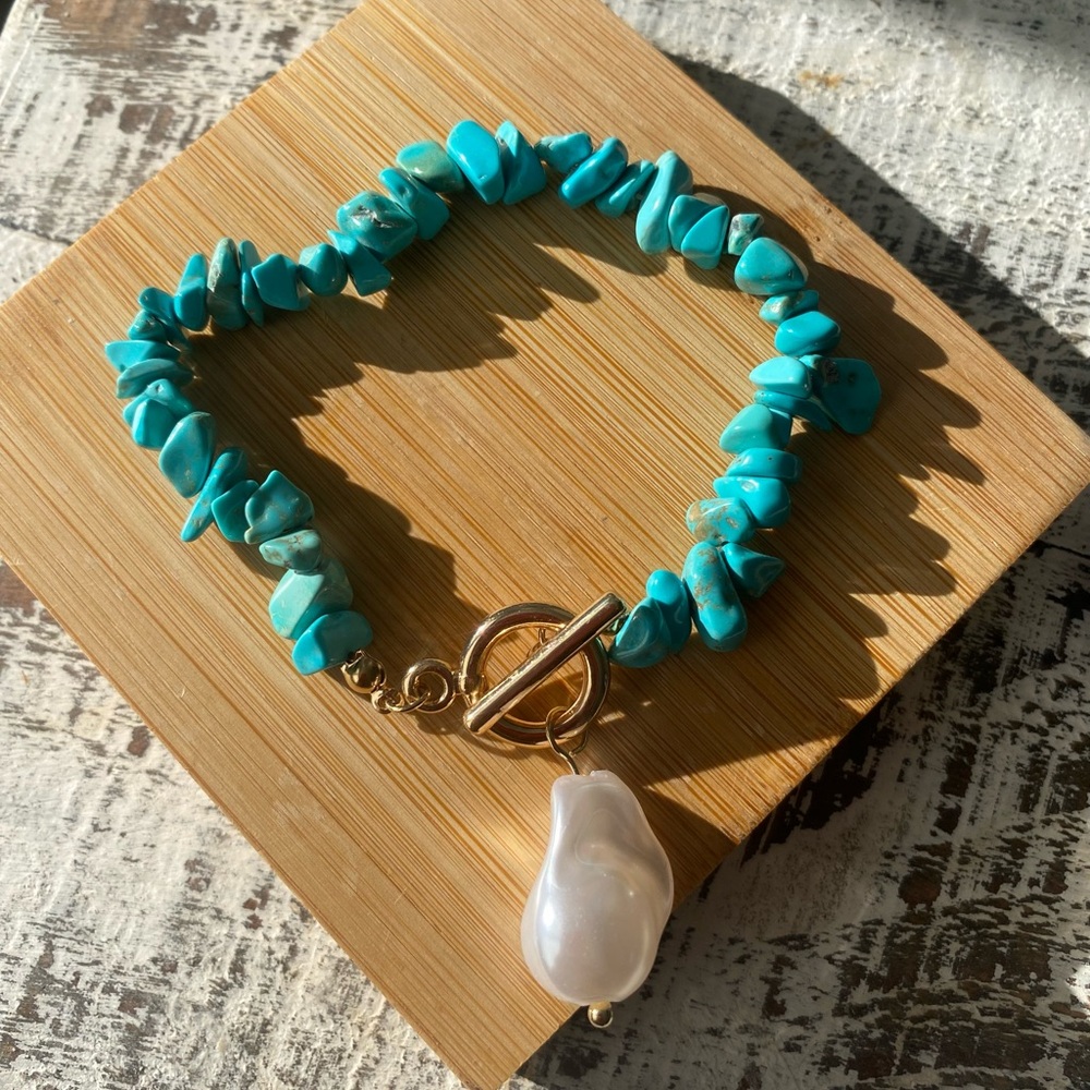 Turquoise and Pearl Bracelet - Picture 2 of 5